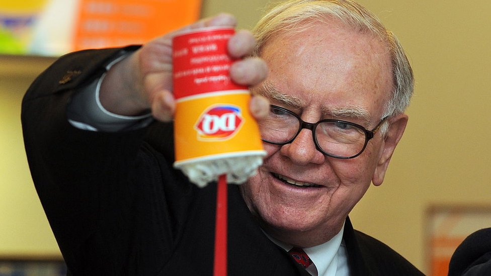 Warren Buffett con el postre helado Blizzard de Dairy Queen que se sirve "al revés".