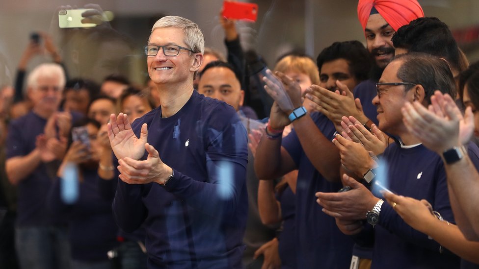 Генеральный директор Apple Тим Кук готовится приветствовать клиентов, которые купят новый iPhone X в Apple Store 3 ноября 2017 года в Пало-Альто, Калифорния. Долгожданный iPhone X поступил в продажу сегодня по всему миру.