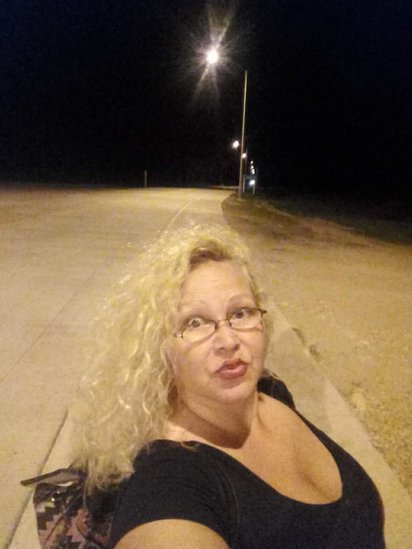 Karina Núñez faz selfie na rua à noite