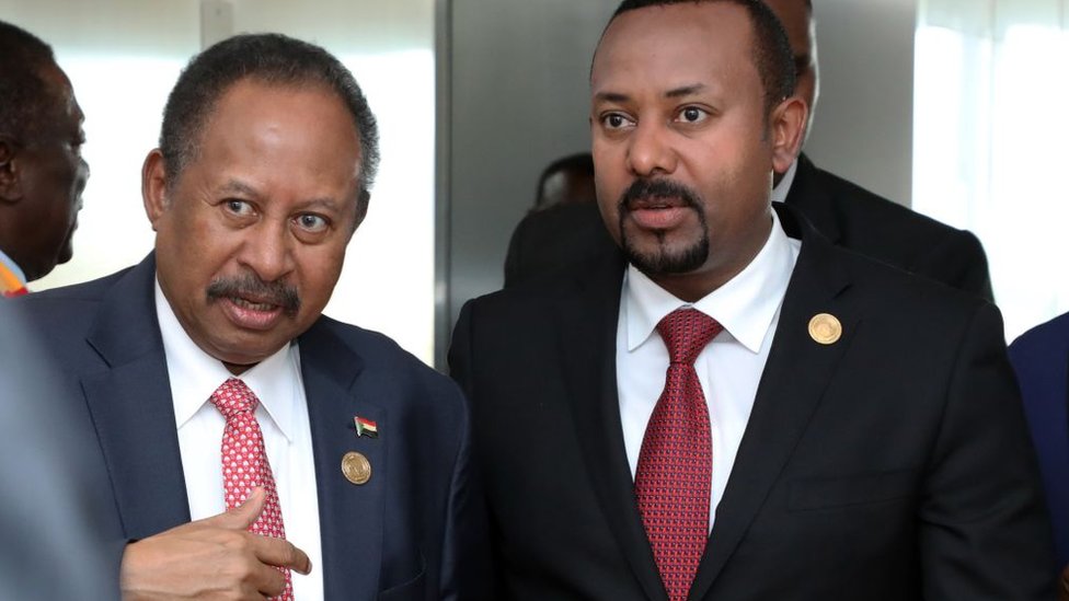 Премьер-министр Эфиопии Абий Ахмед (справа) и премьер-министр Судана Абдалла Хамдок (слева) присутствуют на открытии 33-го саммита глав государств Африканского союза в Аддис-Абебе, Эфиопия, 9 февраля 2020 г.