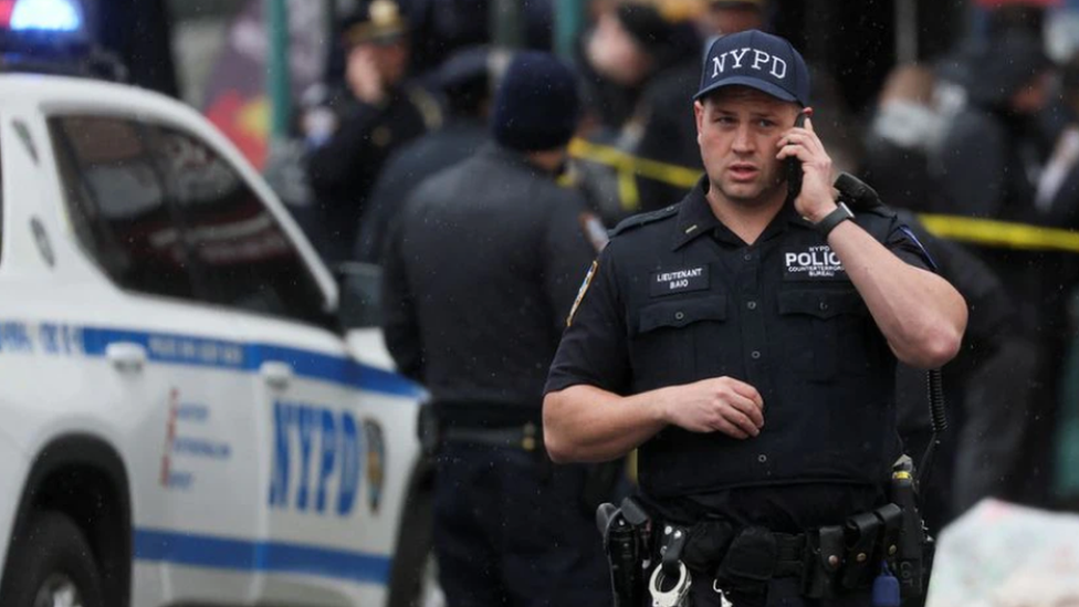 Agente de policía cerca de la estación de metro de la calle 36 en Brooklyn, Nueva York