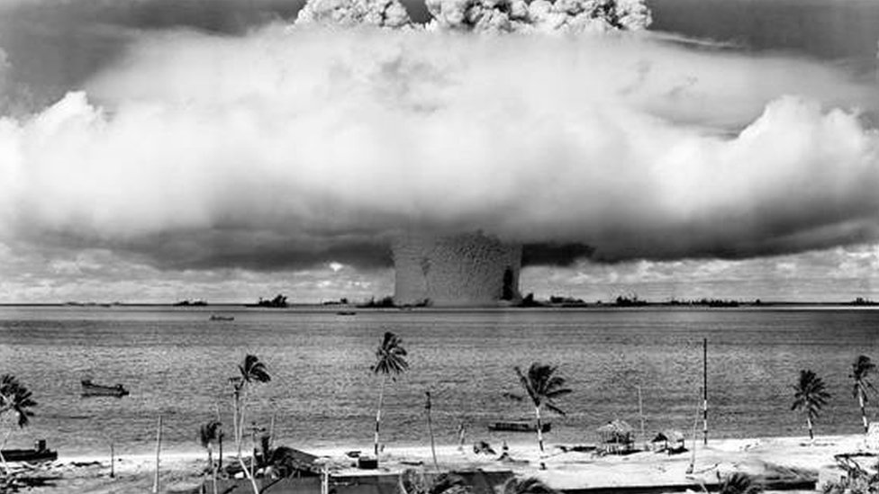 A explosão nuclear submarina no atol de Bikini, nas ilhas Marshall (Oceano Pacífico)