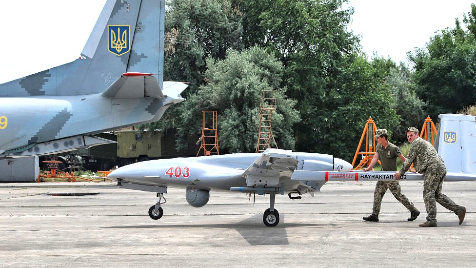 جنود أوكرانيون يدفعون طائرة مسيرة من طراز بيرقدار TB2 في قاعدة جوية خلال تمرين في يونيو/ حزيران 2021