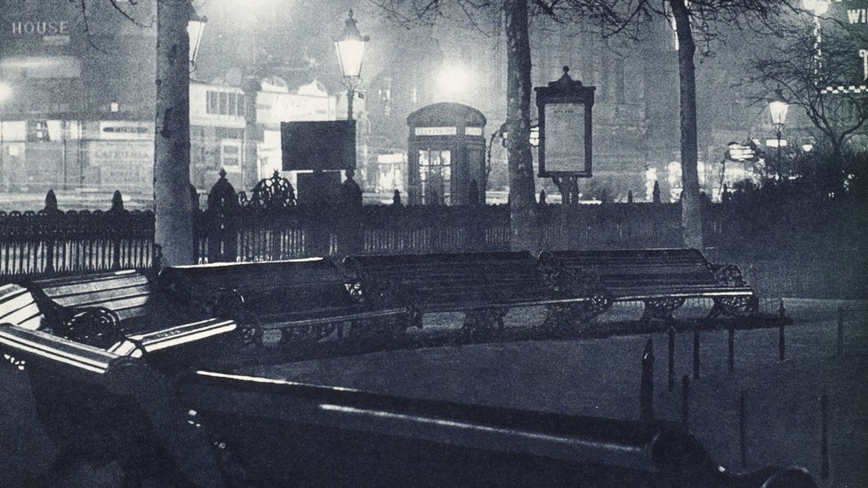 Лестер-сквер ночью начала 1930-х годов