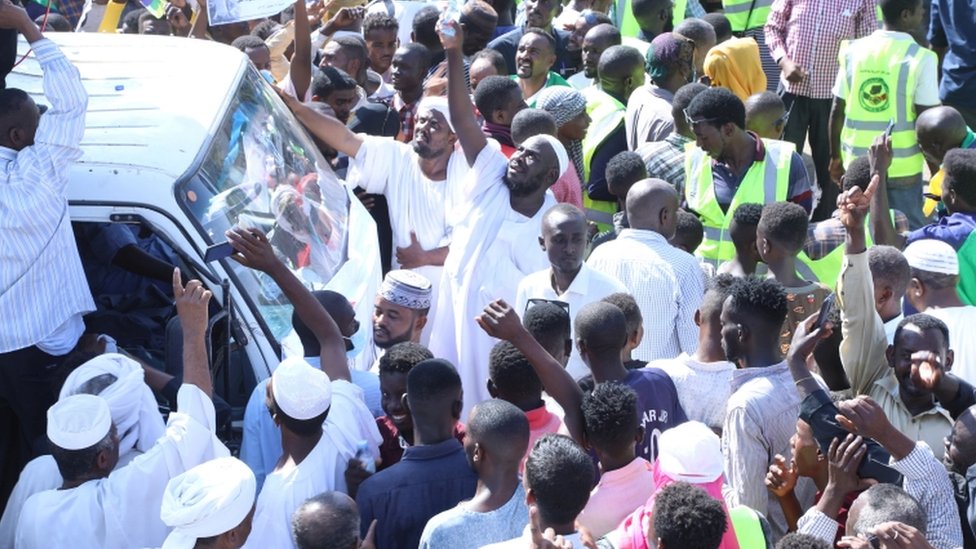 متظاهرون قرب مكتب رئيس الوزراء السوداني