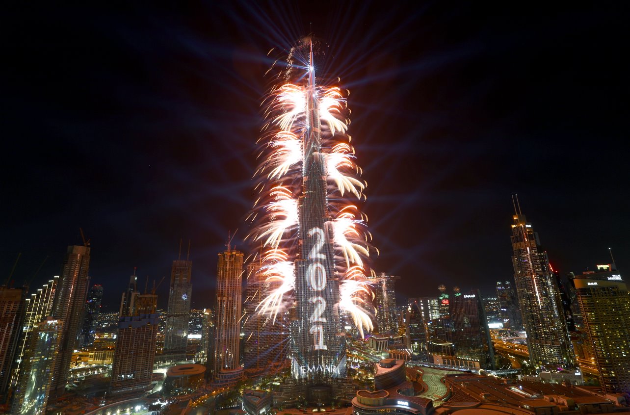 Фейерверк взрывается из Бурдж-Халифа, самого высокого здания в мире, во время празднования Нового года в Дубае.