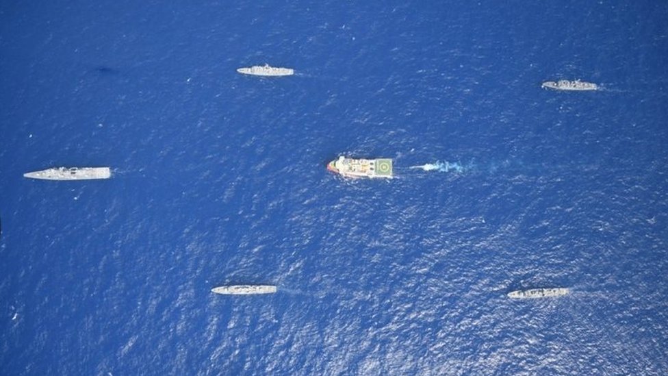 Турецкое сейсмическое исследовательское судно Oruc Reis в сопровождении кораблей ВМС Турции отправляется в Средиземное море у берегов Антальи, август 2020 г.