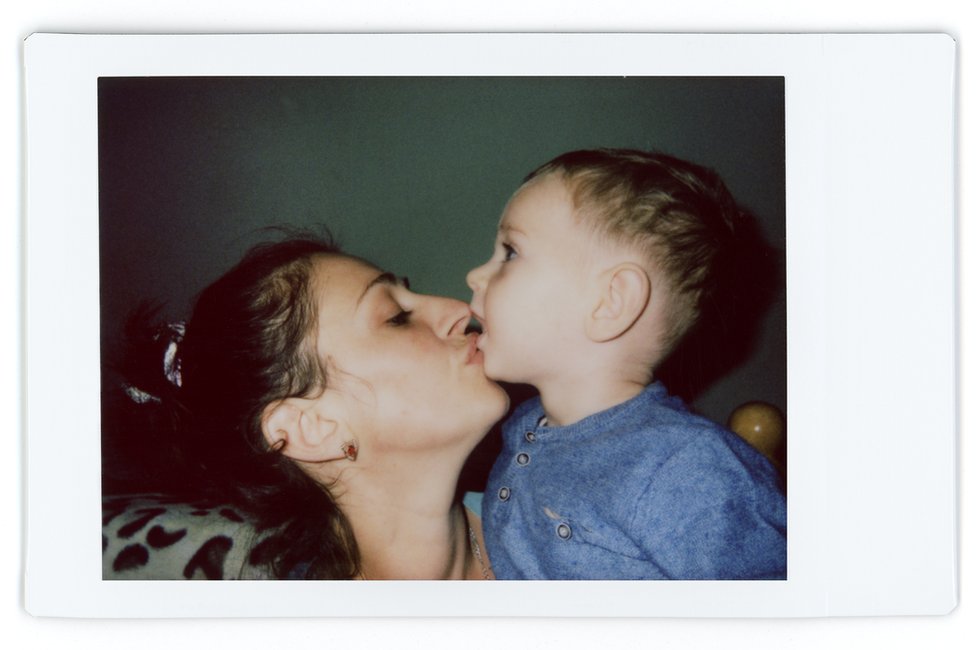 Полароидное фото Алины и ее сына