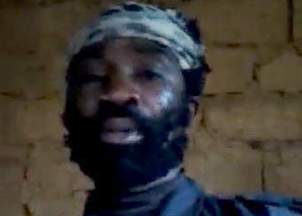 Hombre borroso que parece ser el secuestrador de los niños de Camerún.
