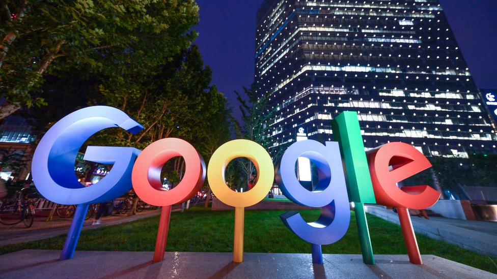 Логотип Google Inc. освещен перед офисом Google в Пекине