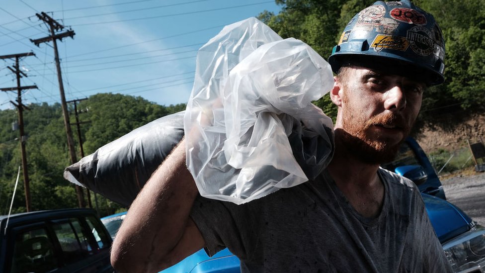 La producción de energía de Estados Unidos ahora está sostenida más por el gas que por el carbón. Un trabajador del carbón.