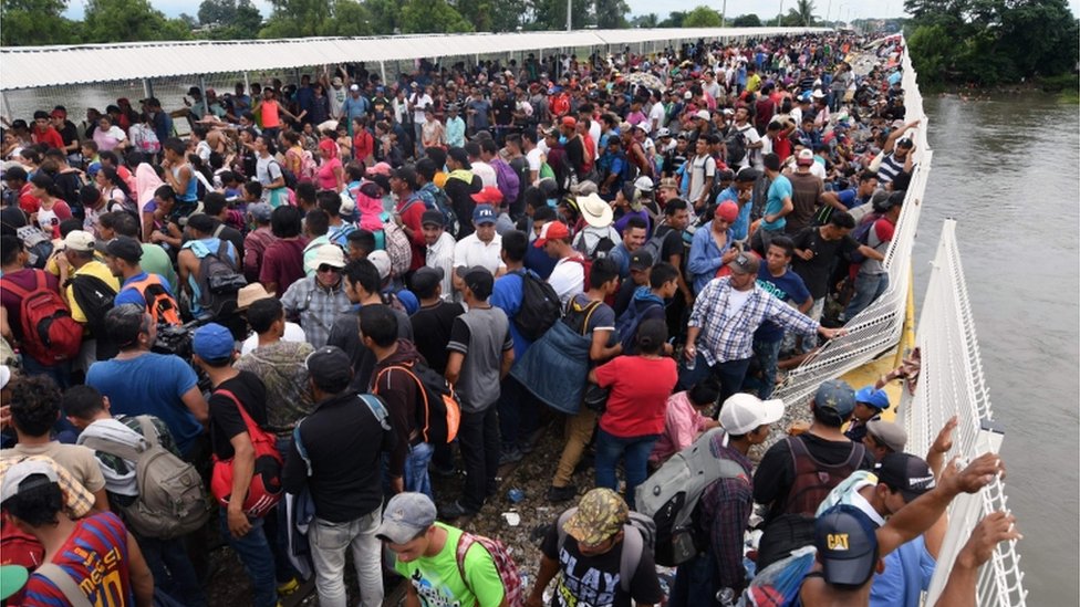 Multitud de la caravana en el puente en la frontera entre Guatemala y México.