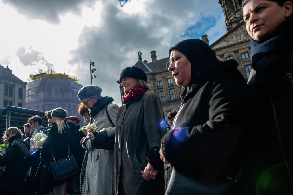 Amsterdam'da Yeni Zelanda cami saldırısı için bir dakikalık sessizlik gösterisi