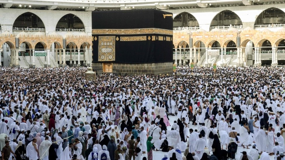 Мусульманские паломники на пике ежегодного паломничества хаджа в Большой мечети в священном городе Саудовской Аравии Мекке