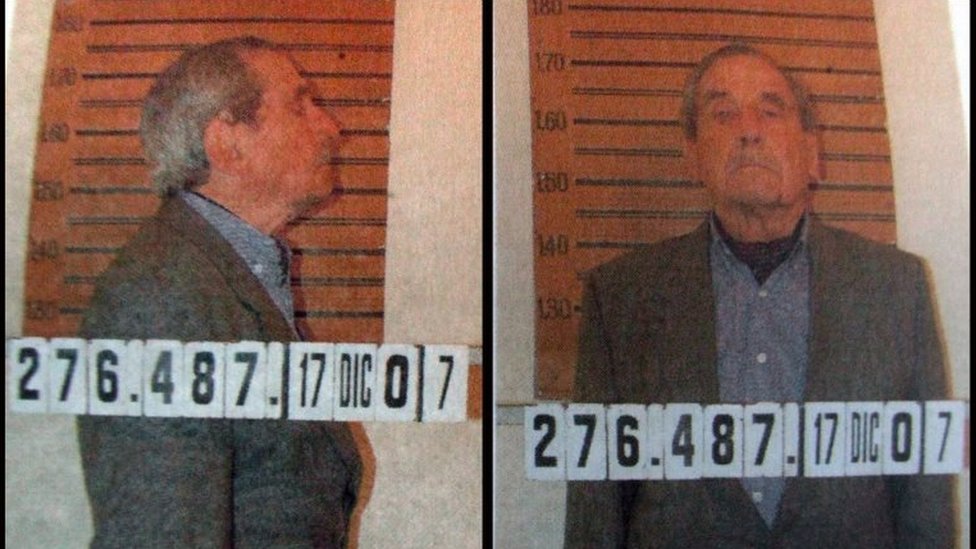На этом снимке, сделанном 18 декабря 2007 г., изображен бывший военный диктатор Уругвая Грегорио Альварес (1981-1985 гг.), Обвиненный и заключенный в тюрьму 17 декабря 2007 г. в ожидании суда по обвинению в преступлениях против человечности за его причастность к похищению и казнью подозреваемых. политические оппоненты в 1978 г., 18 декабря 2007 г.