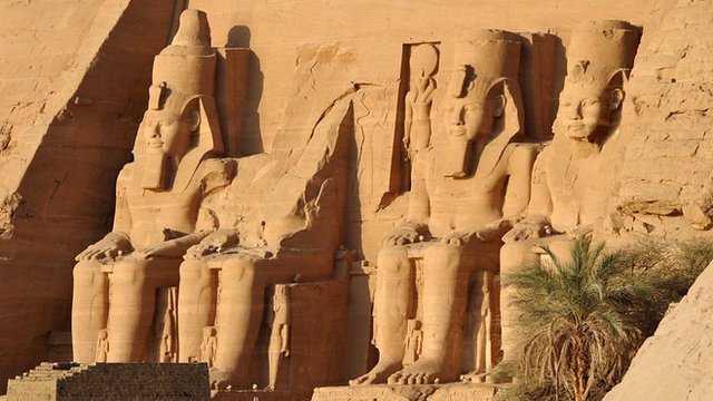 埃及阿布辛貝勒神廟入口的拉美西斯二世雕像