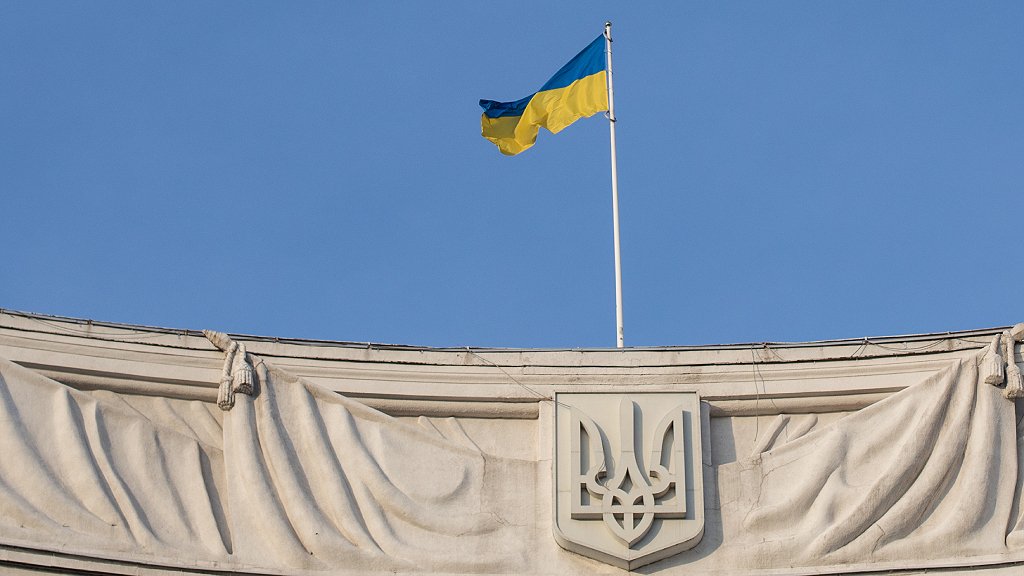Bandera y escudo de Ucrania