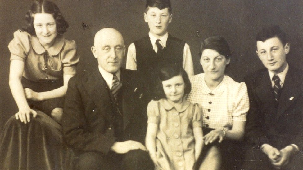Мирьям (на первом плане в центре) с семьей в 1939 году