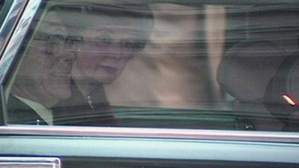 Маргарет Тэтчер в слезах, покидая Тен Даунинг-стрит после ухода с поста премьер-министра