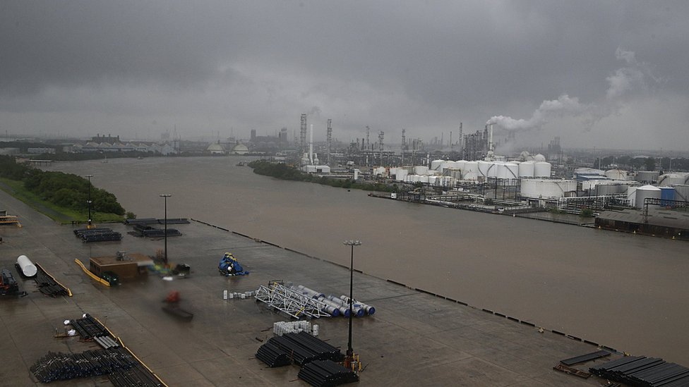 На участке нефтеперерабатывающего завода в Хьюстонском судоходном канале 27 августа 2017 года наблюдается подъем паводковых вод, когда Хьюстон борется с тропическим штормом Харви и вызванным им наводнением.