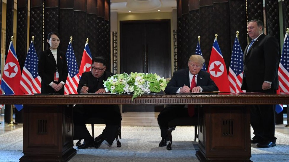 Se desconoce el contenido y las condiciones del documento que firmaron Trump y Kim. Trump Kim