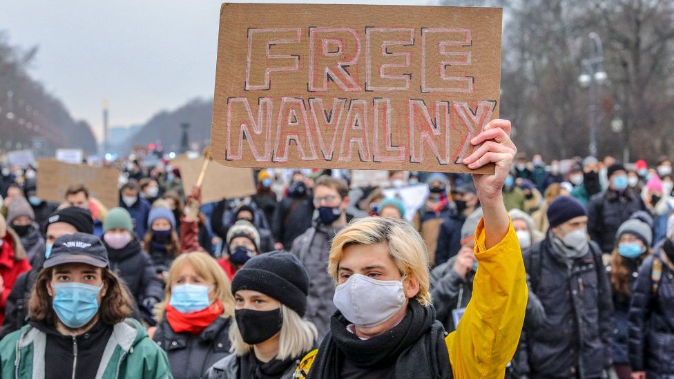 Manifestantes a favor de Navalny.