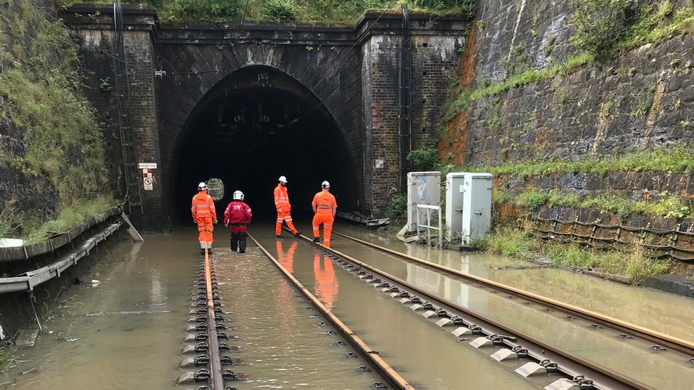 Инженеры ScotRail работают над перекачкой воды из туннеля Винчбург