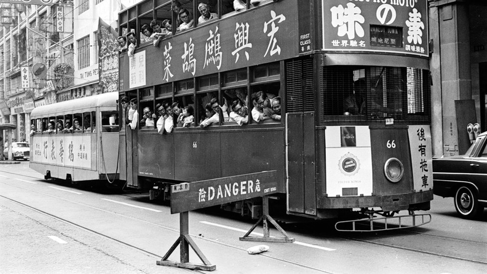 香港中環德輔道中一列電車開過路旁一枚懷疑炸彈（14/10/1967）