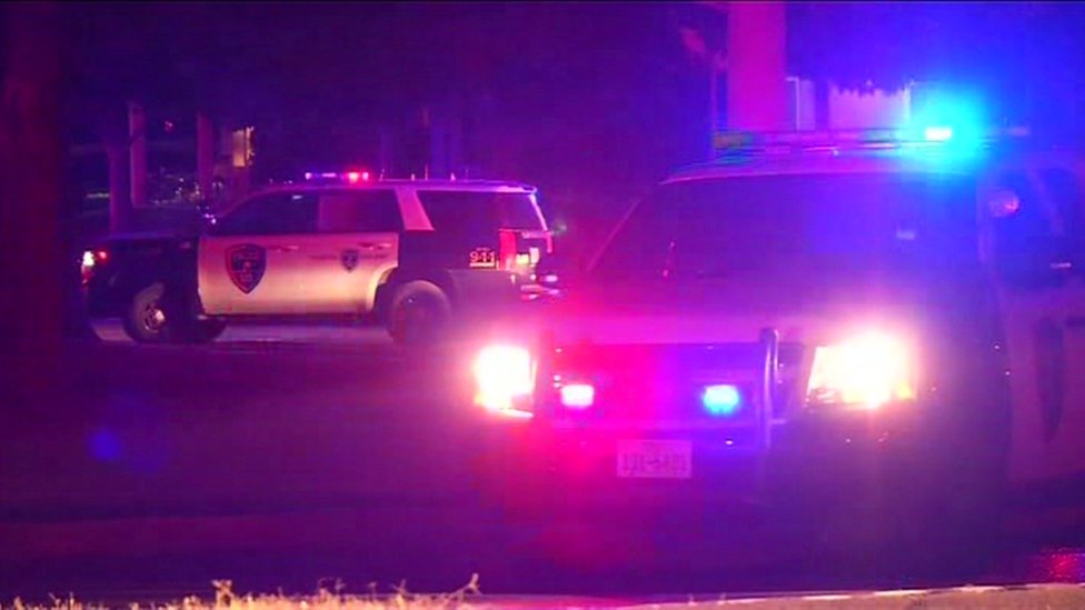 На видео-скриншоте видно, как полицейские машины прибывают на место стрельбы в Плано, штат Техас