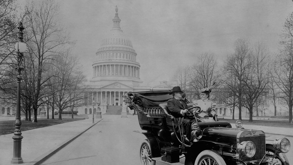 El senador Benjamin Ryan Tillman frente al Capitolio hacia 1890.
