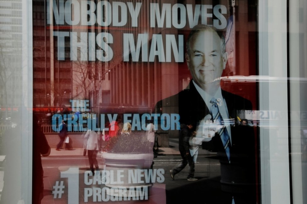Афиша шоу О'Рейли висит возле офиса Fox News в Нью-Йорке