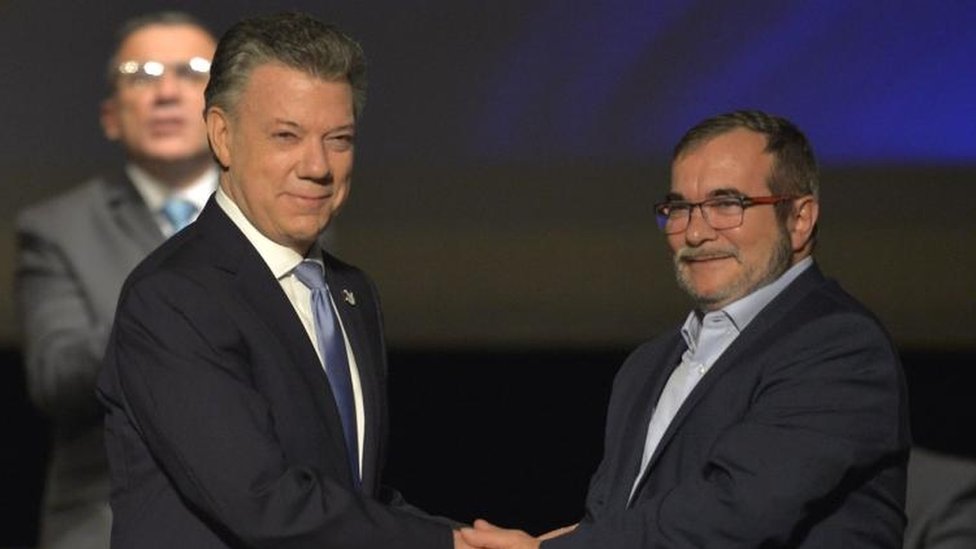 El presidente Santos y el líder de las FARC, alias Timochenko, fueron los responsables de la firma del acuerdo de paz. Presidente de Colombia Juan Manuel Santos junto al líder de las Farc, Timochenko.