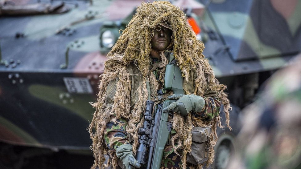 Снайпер швейцарской армии в камуфляже (фото: Министерство обороны Швейцарии)