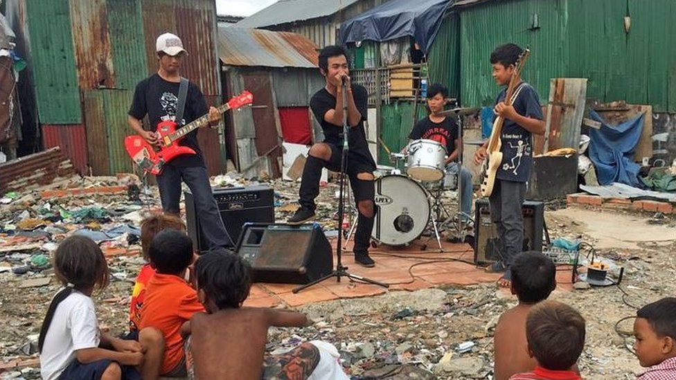 Группа играет шоу для жителей района Пномпень, которые они родились