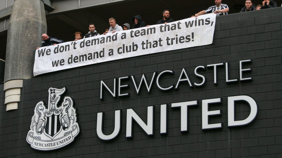 مشجعو نيوكاسل يرفعون لافتة تقول إنهم لا يريدون فريقا يحقق الفوز، بل فريق يحاول