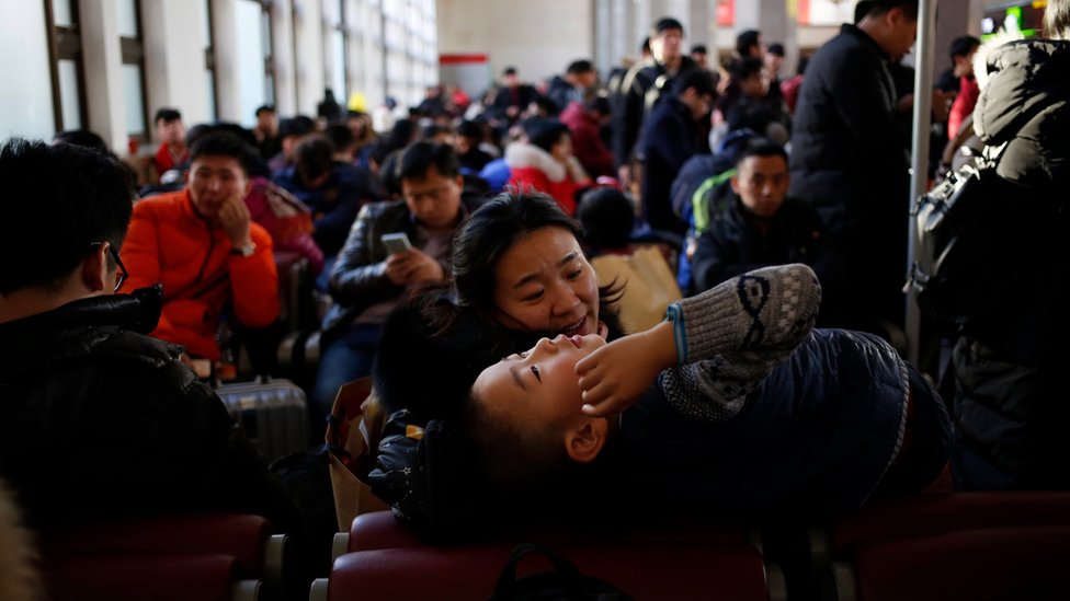 Толпы китайских путешественников в ожидании поезда на вокзале Пекина в Пекине, Китай, 22 января 2017 года.
