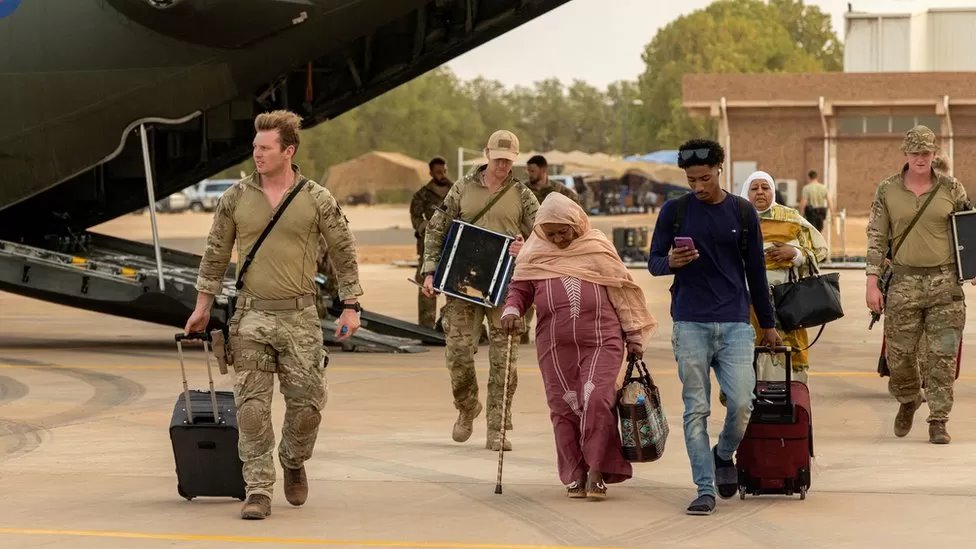 اشتباكات السودان: بريطانيا تعلن عن المزيد من عمليات الإجلاء 1 إجلاء