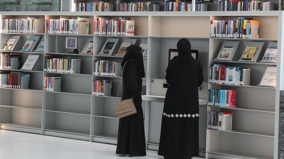 تواجه المرأة الخليجية بعض القيود التي تحد من حريتها