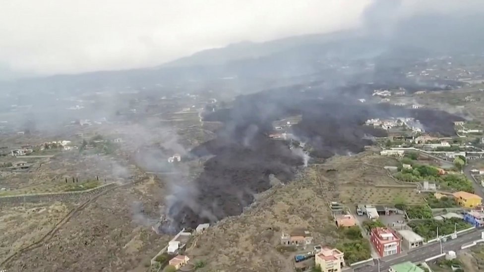 Lava sobre el pueblo en La Palma