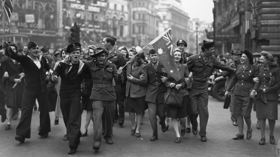 Люди празднуют День Победы в 1945 году