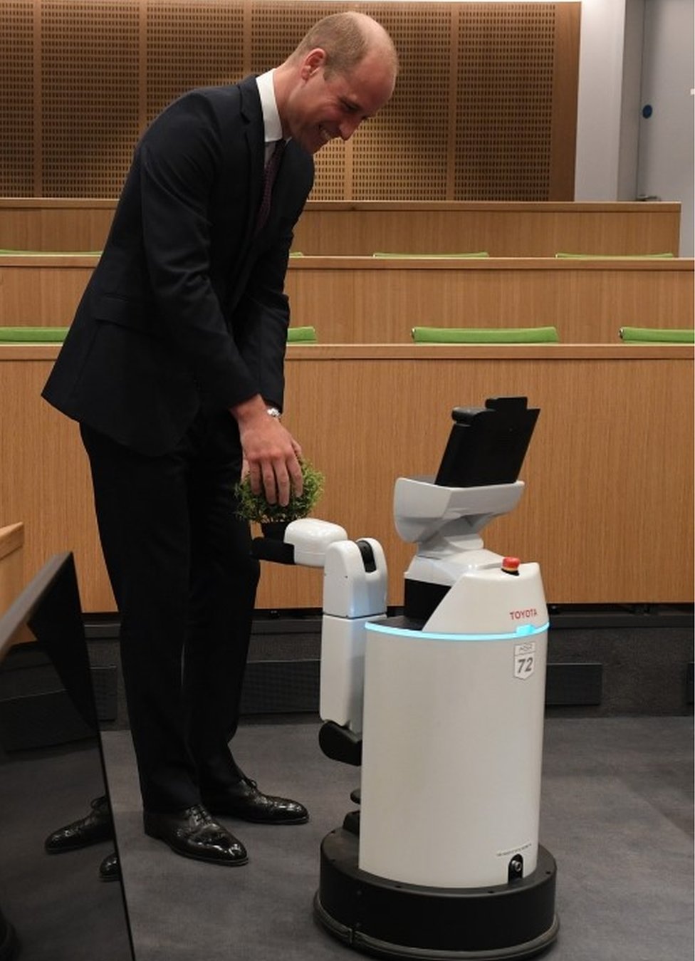 Герцог Кембриджский взаимодействует с Бамбамом, роботом, который собирает предметы