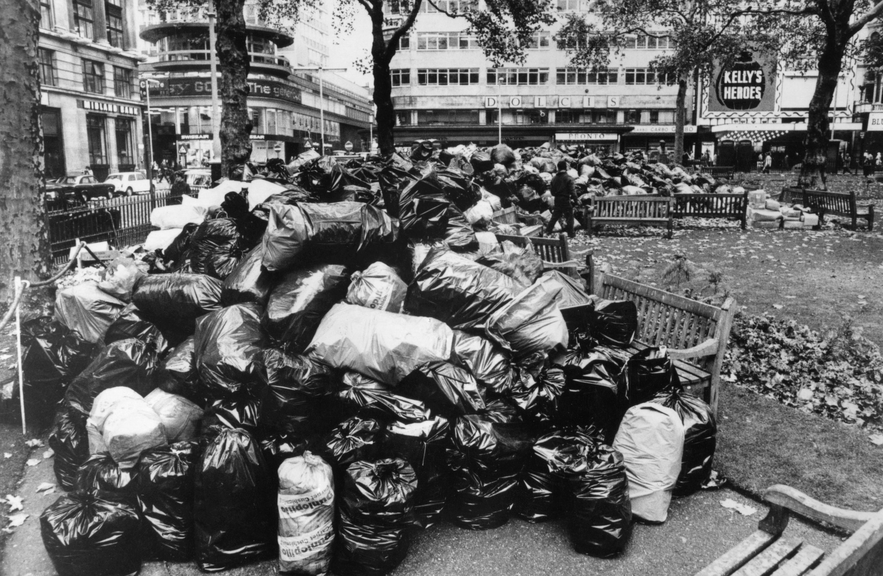 La céntrica plaza londinense de Leicester llena de basura en una huelga de diciembre de 1970.