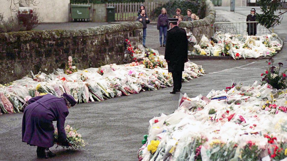 La Reina poniendo flores en la Escuela Primaria de Dunblane