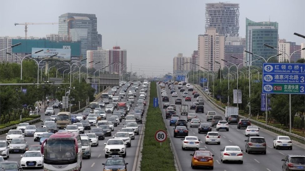 Автомобили во время утреннего часа пик в Пекине, Китай, 2 июля 2019 г.