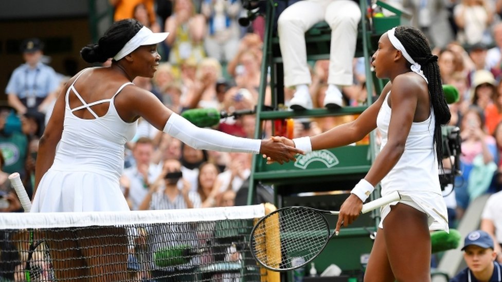 Cori Gauff se saluda con Venus William tras el partido en Wimbledon.