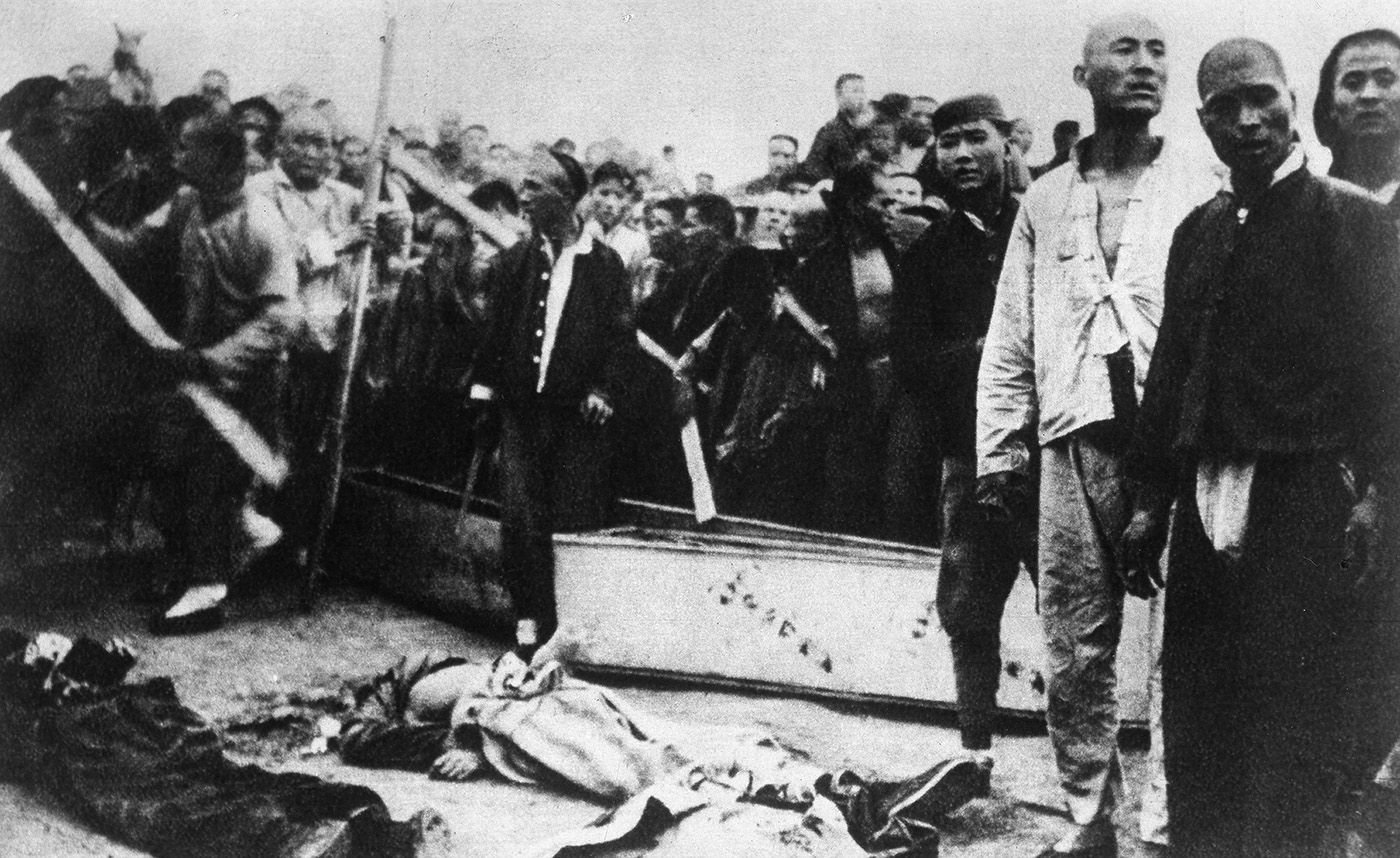 1927年，蔣介石勢力在上海對共產黨員進行清剿。