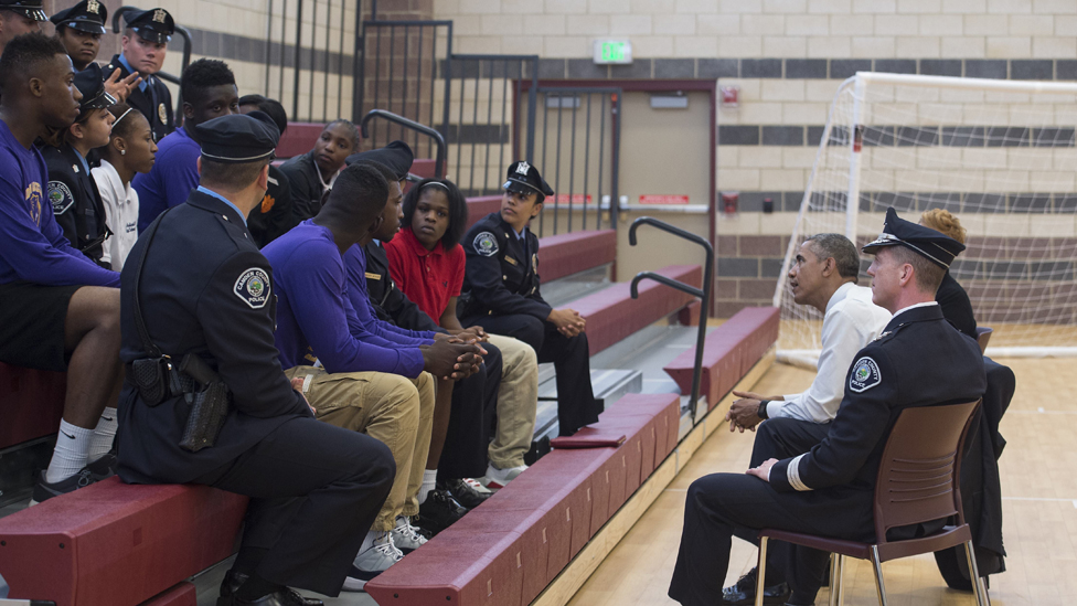 Президент США Барак Обама встречается с молодежью и правоохранительными органами в Камдене, штат Нью-Джерси, 18 мая 2015 года.