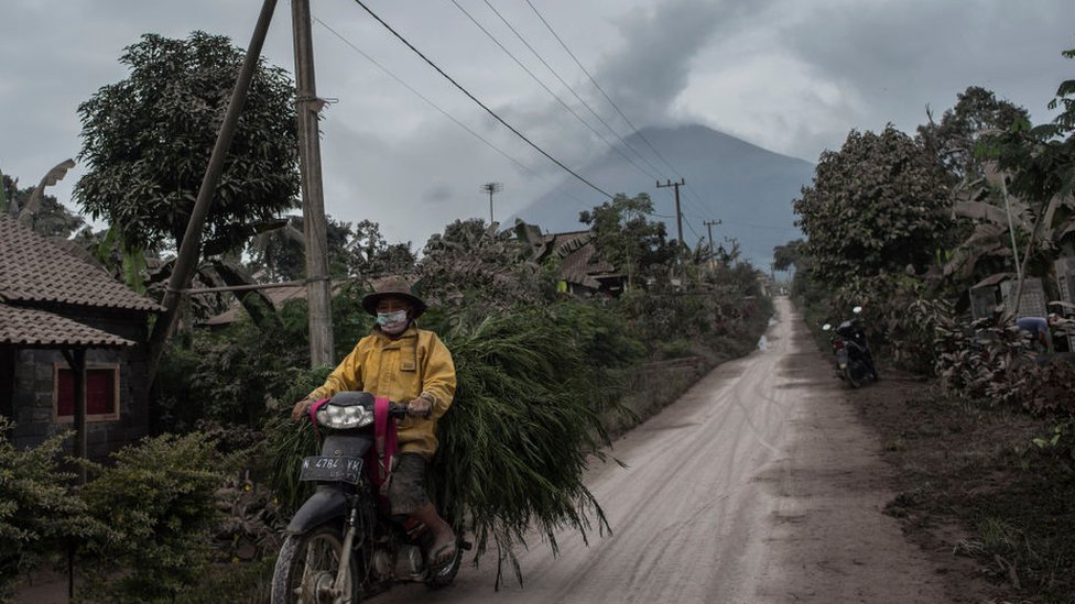 Monte Semeru em erupção em janeiro de 2021