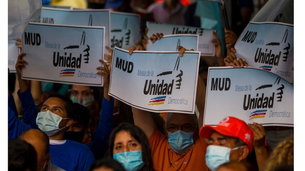 Seguidores asisten al anuncio de la MUD de participar en los comicios regionales de Venezuela