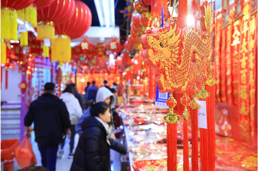 2月4日，人們在南京的一家購物中心購買春節裝飾品。